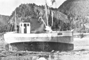 På Foldereid. Her er den nybygde «Lykken» klar for sjøsetting på Brødrene Sørlies båtbyggeri, Årfor, ved Foldereid. Båten ligger i Fjæra, og man venter på floa.