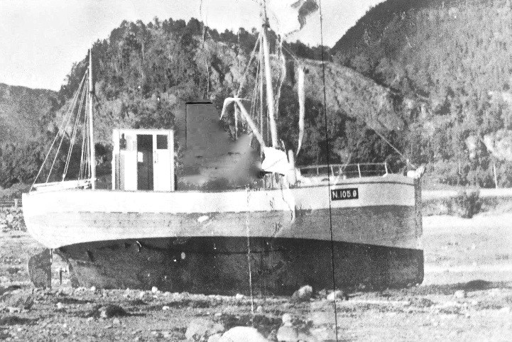 På Foldereid. Her er den nybygde «Lykken» klar for sjøsetting på Brødrene Sørlies båtbyggeri, Årfor, ved Foldereid. Båten ligger i Fjæra, og man venter på floa.