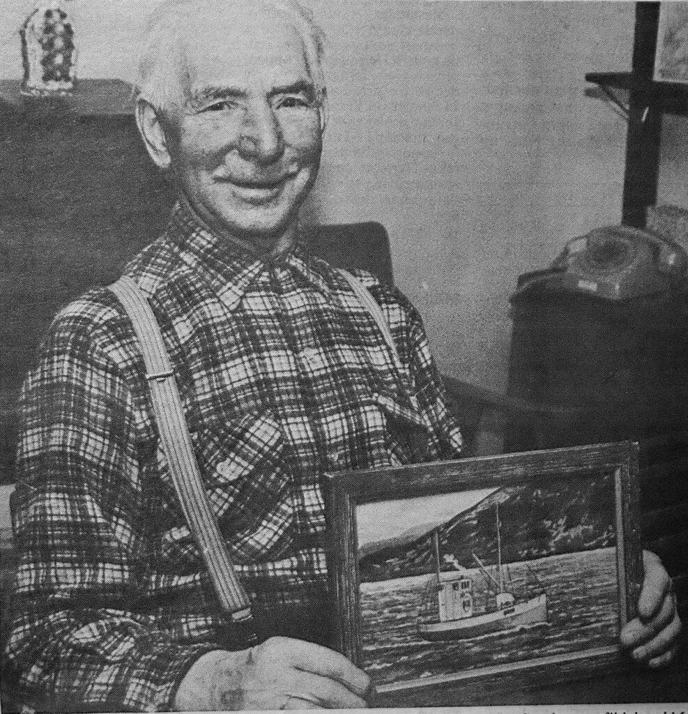 Den første skipperen. Normann Nilsen med bildet av båten han opplevde så mye sammen med. (Gammelt avisutklipp fra Bladet Vesterålen)