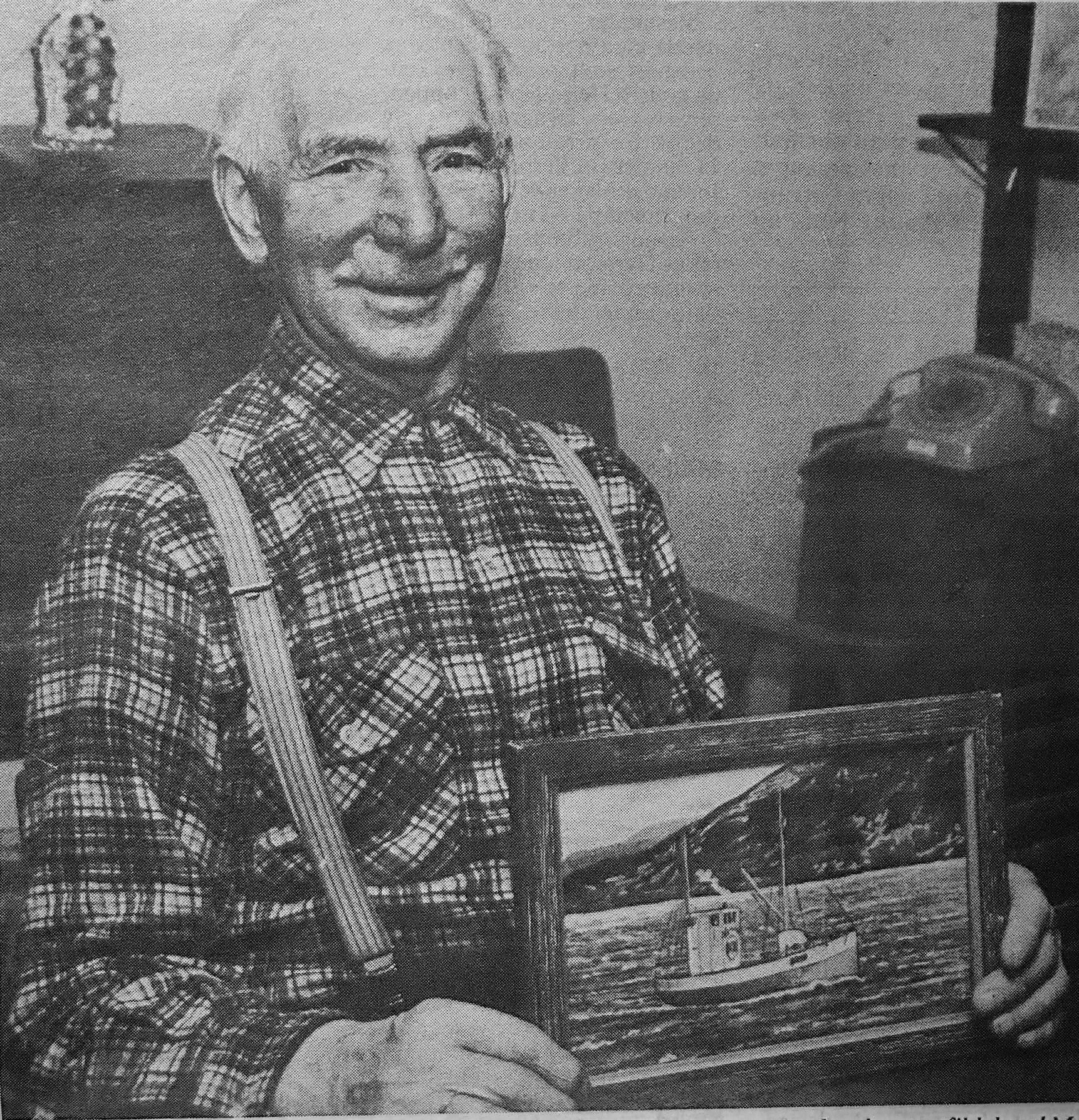 Den første skipperen. Normann Nilsen med bildet av båten han opplevde så mye sammen med. (Gammelt avisutklipp fra Bladet Vesterålen)