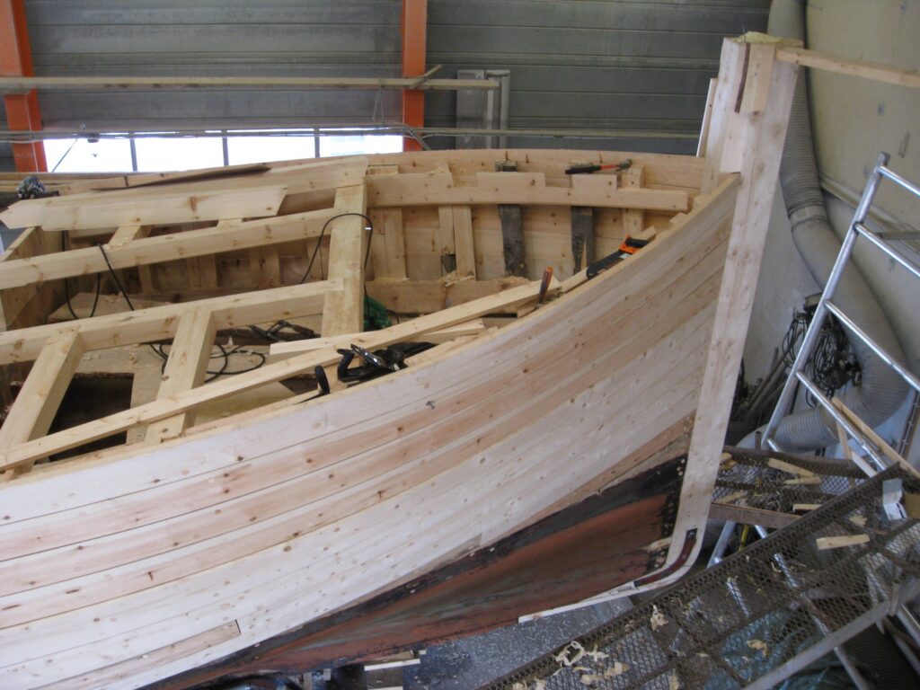 På Samhold i Sørvågen våren 2008. Det er oppdaget store råteskader på «Lykken», og bildet forteller det meste om hvor omfattende reparasjonen var. Foto: Trond Torgvær.